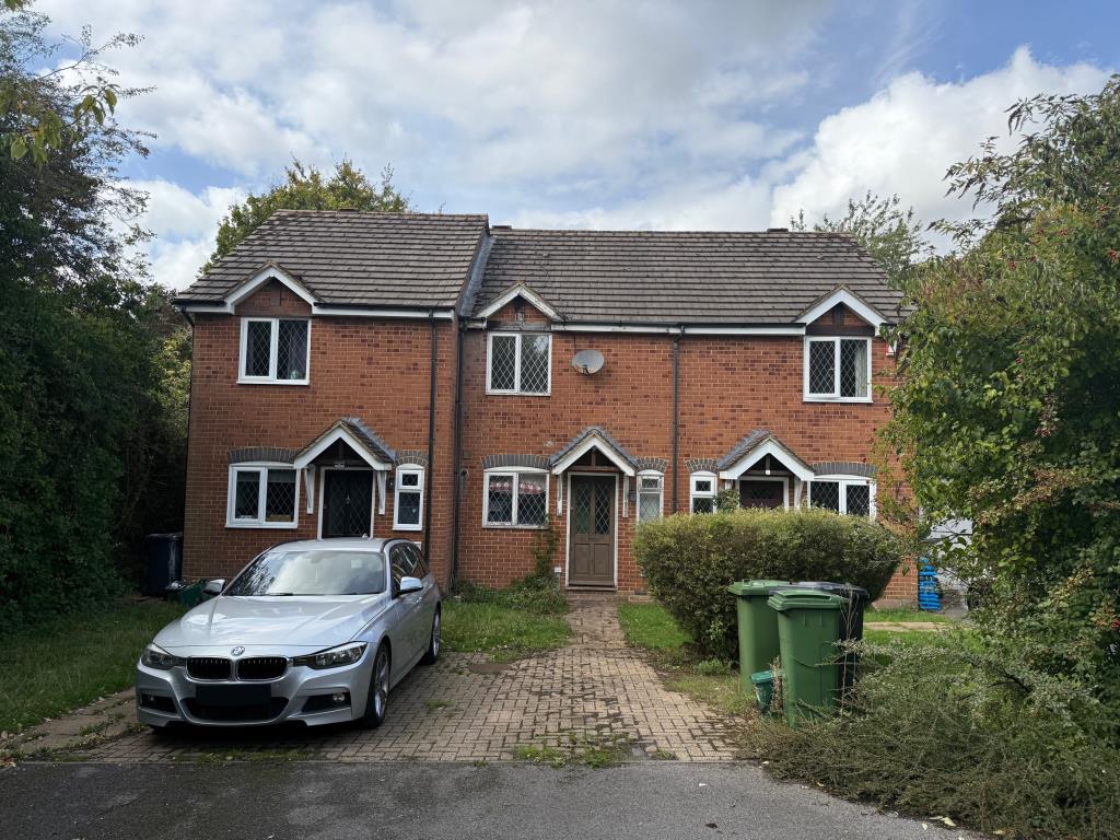 Lot: 131 - HOUSE FOR IMPROVEMENT - Front view of terraced house with parking